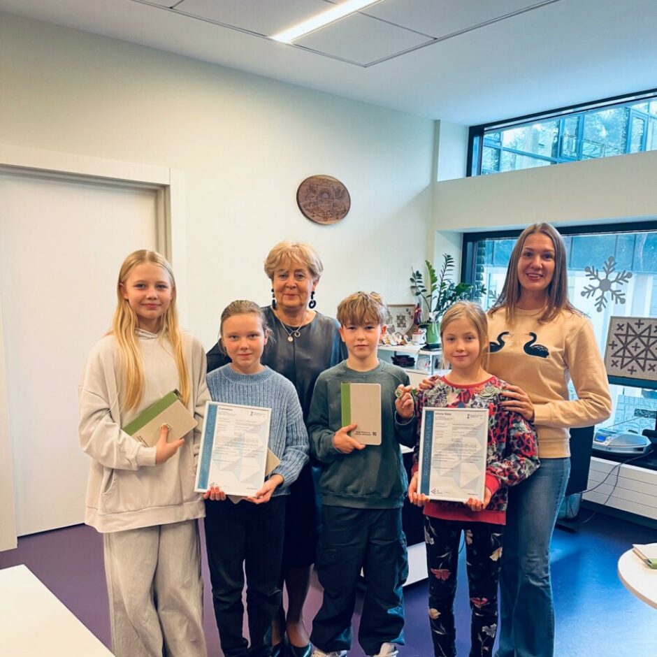 SMU pārstāvji saņem apliecības