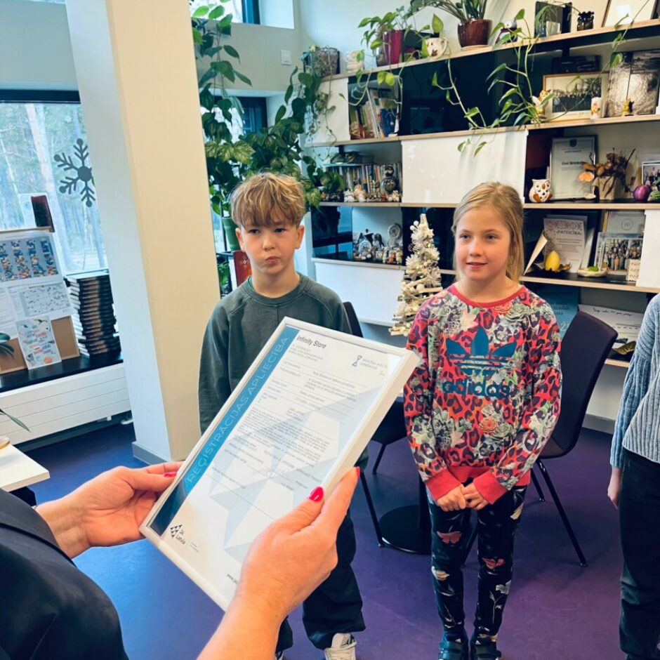 SMU pārstāvji saņem apliecības