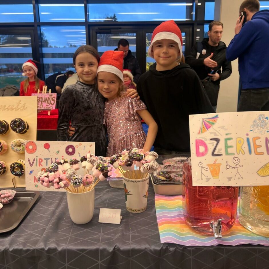 Ziemassvētku tirdziņa dalībnieki