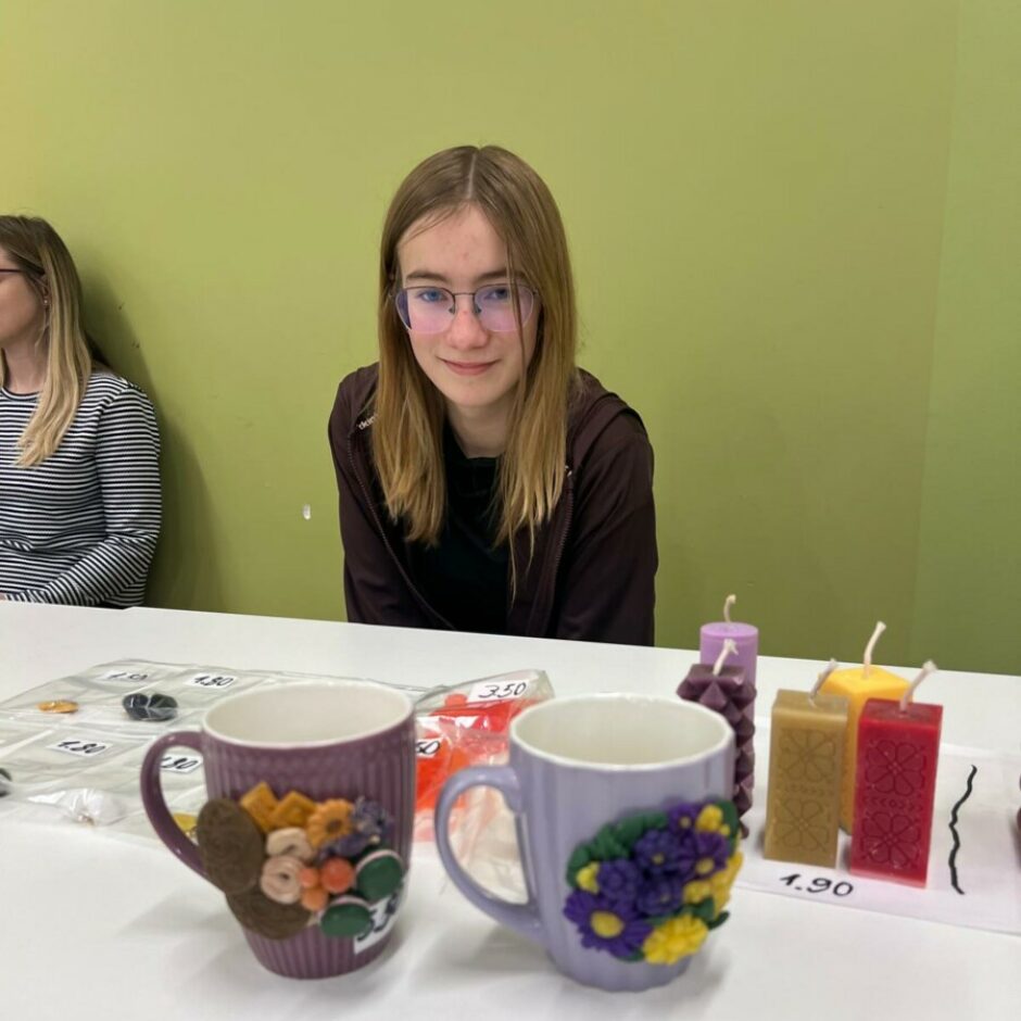 Ziemassvētku tirdziņa dalībnieki