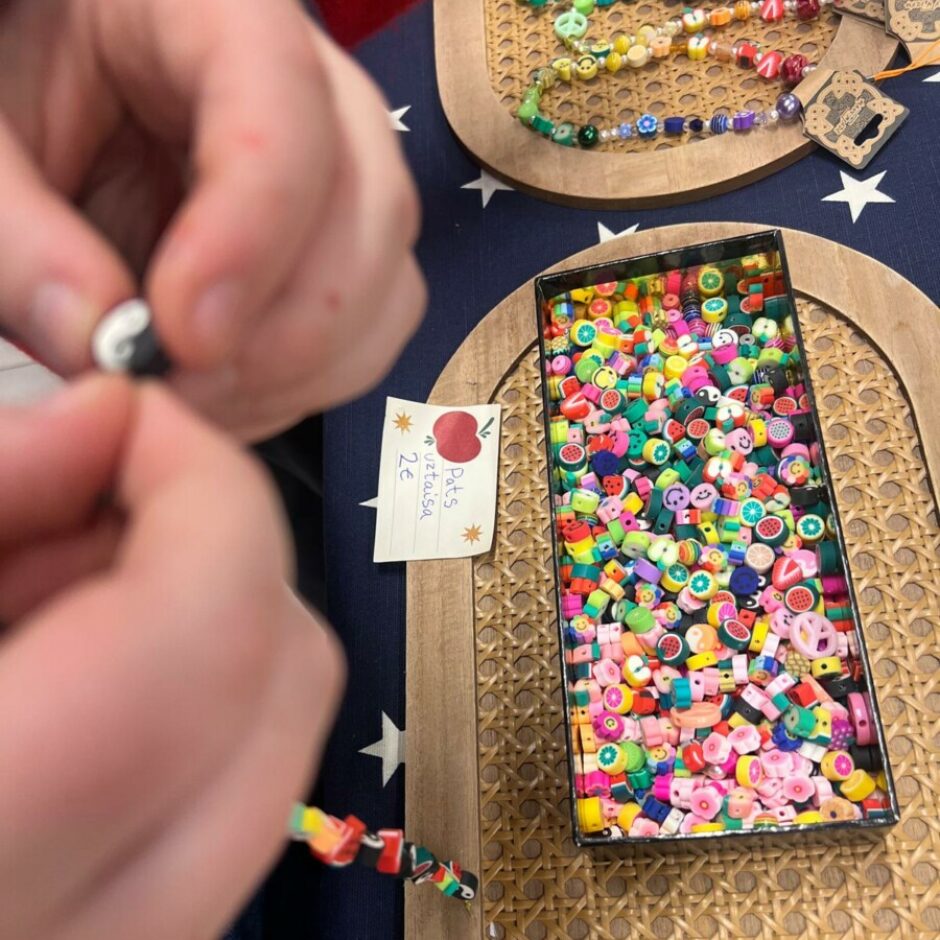 Ziemassvētku tirdziņa dalībnieki