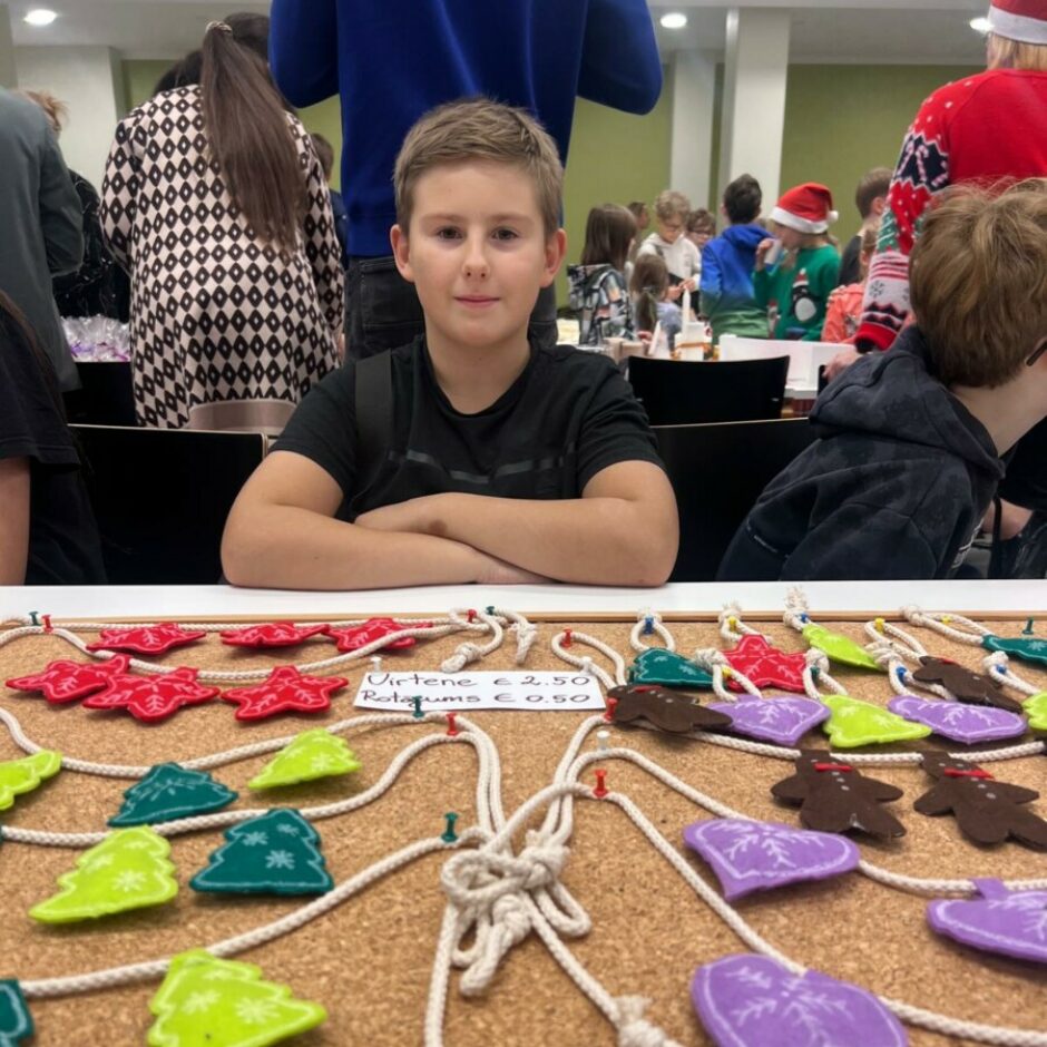 Ziemassvētku tirdziņa dalībnieki