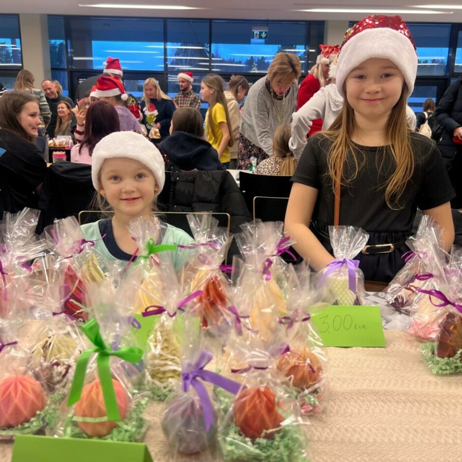 Ziemassvētku tirdziņa dalībnieki