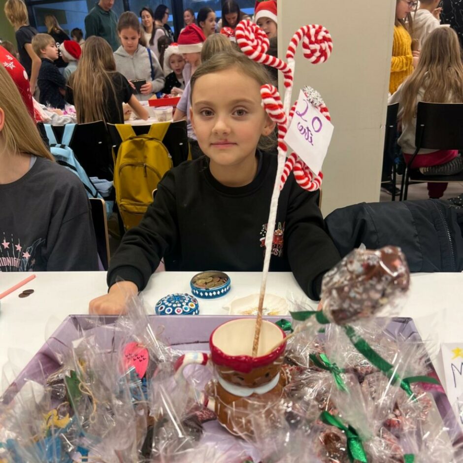 Ziemassvētku tirdziņa dalībnieki