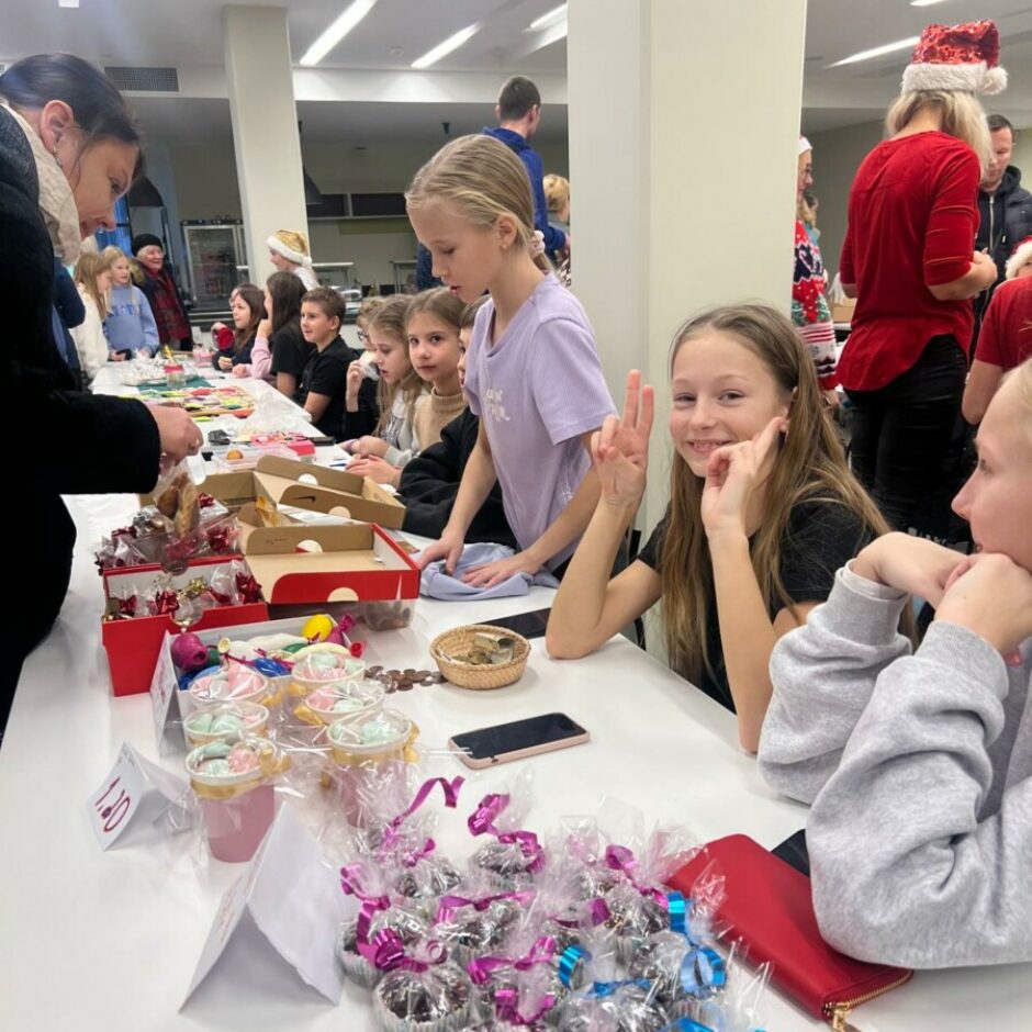 Ziemassvētku tirdziņa dalībnieki
