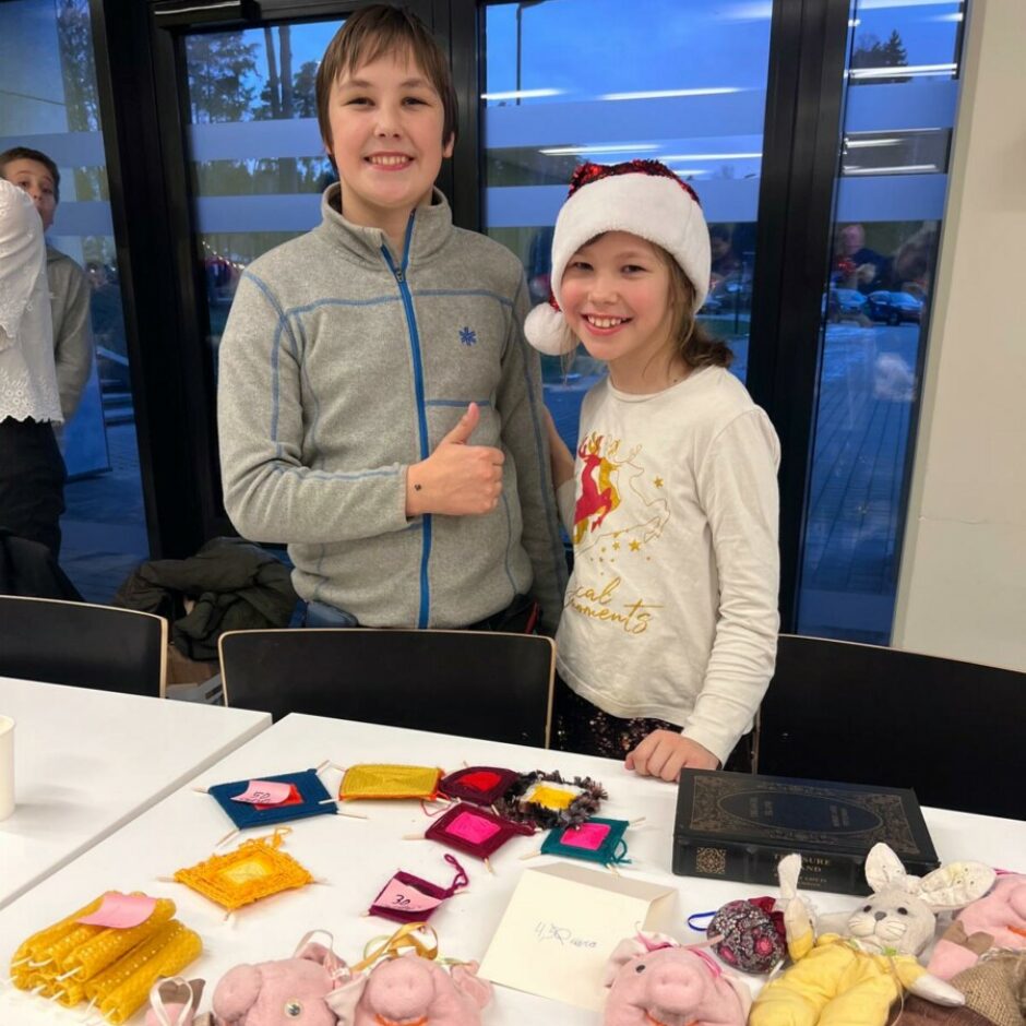 Ziemassvētku tirdziņa dalībnieki