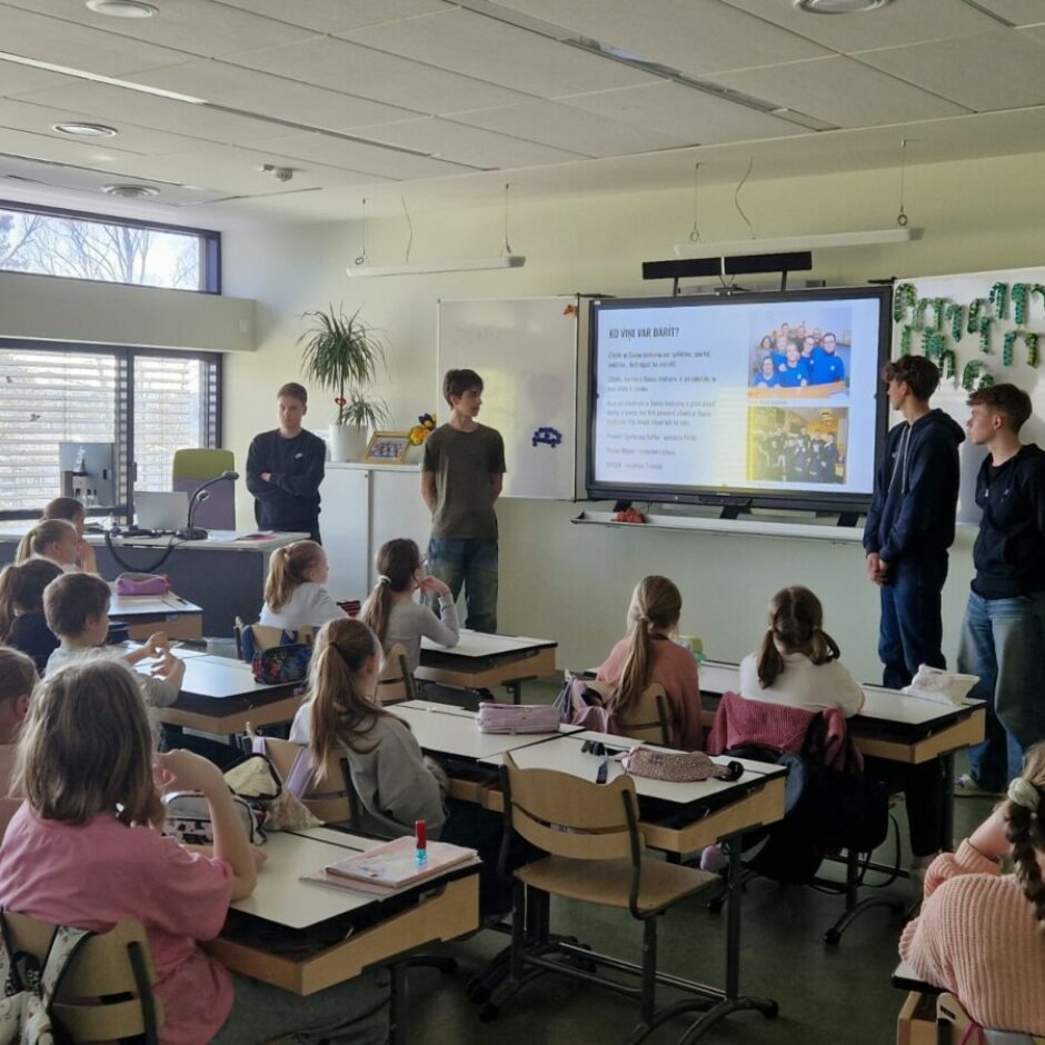 9.a klases jaunieši dalījās iegūtajās zināšanās par Dauna sindromu ar Berģu skolas jaunāko klašu skolēniem.