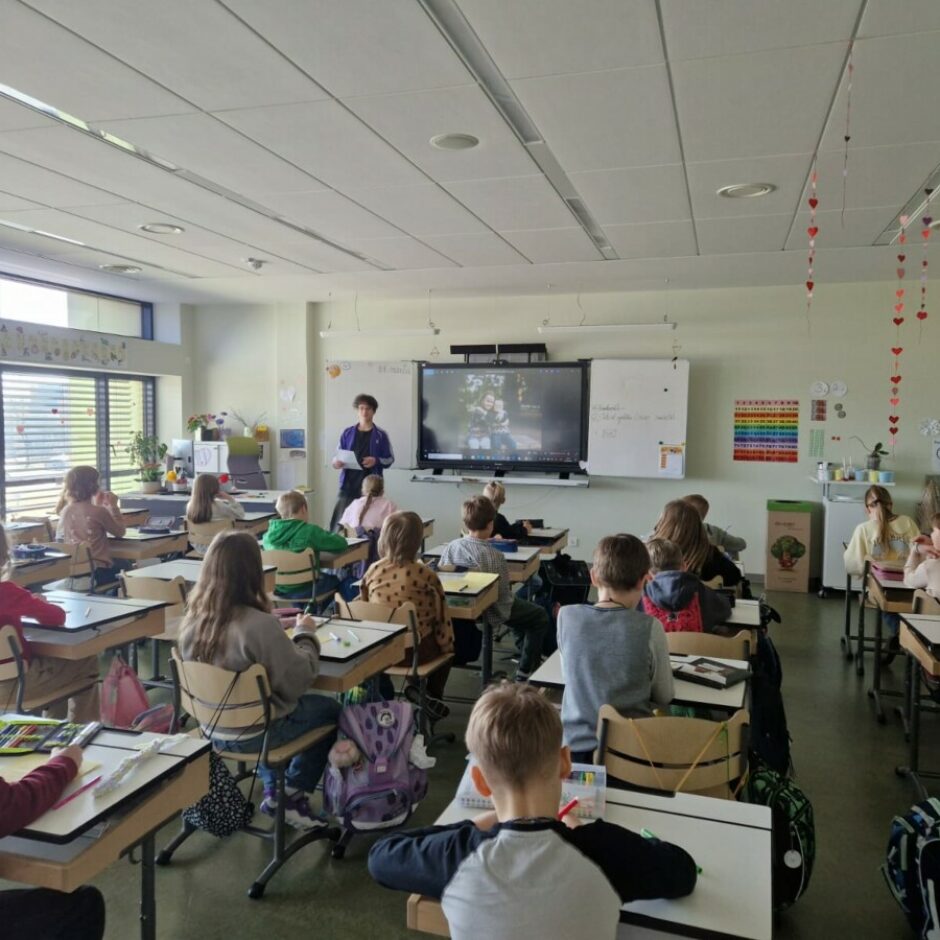 9.a klases jaunieši dalījās iegūtajās zināšanās par Dauna sindromu ar Berģu skolas jaunāko klašu skolēniem.