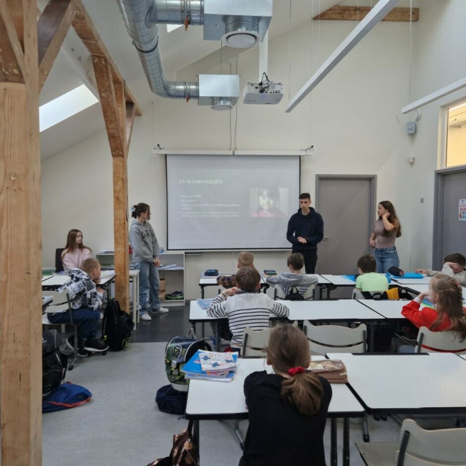 9.a klases jaunieši dalījās iegūtajās zināšanās par Dauna sindromu ar Berģu skolas jaunāko klašu skolēniem.