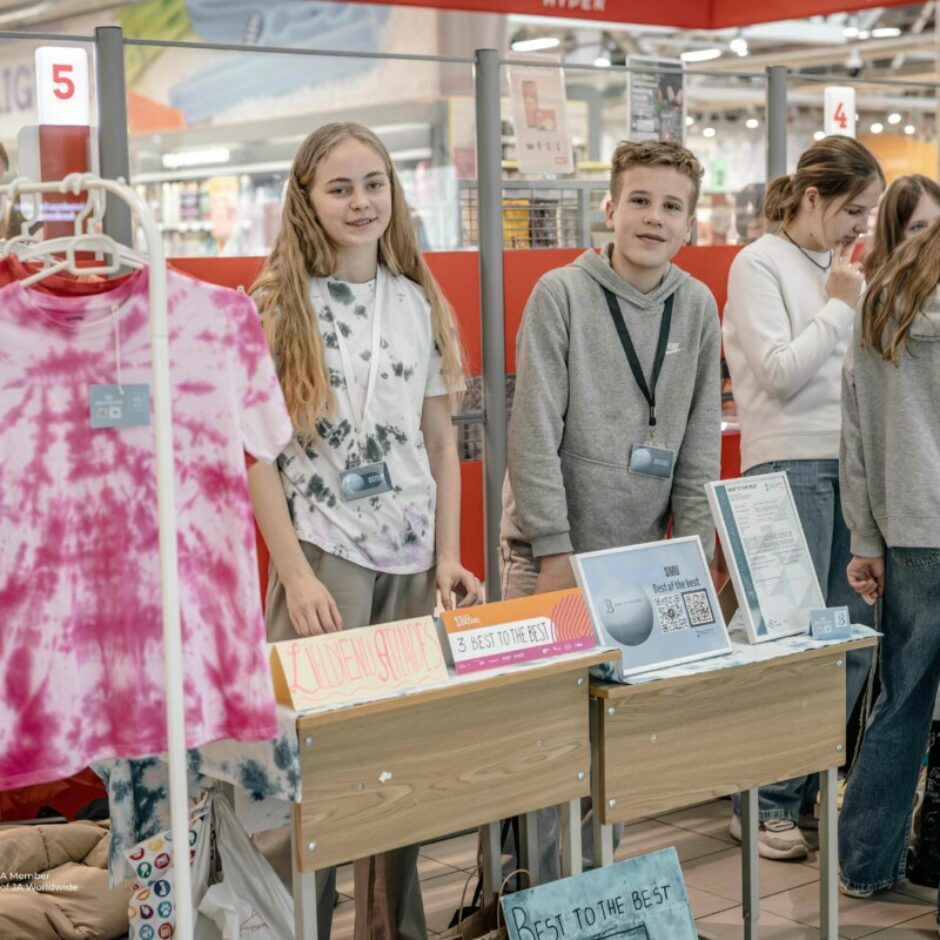 CITS BAZĀRS dalībnieki pie produktu stenda