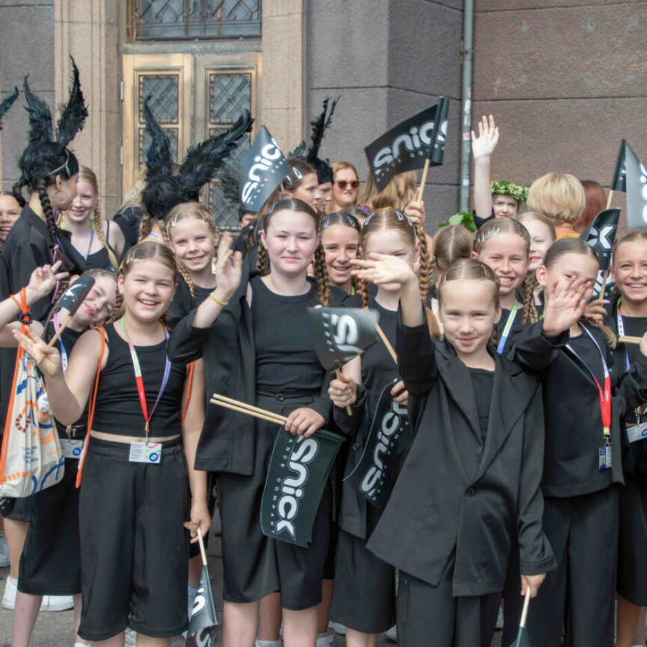 BMMP Skolu jaunatnes dziesmu un deju svētku 2025 dalībnieki svētku gājienā