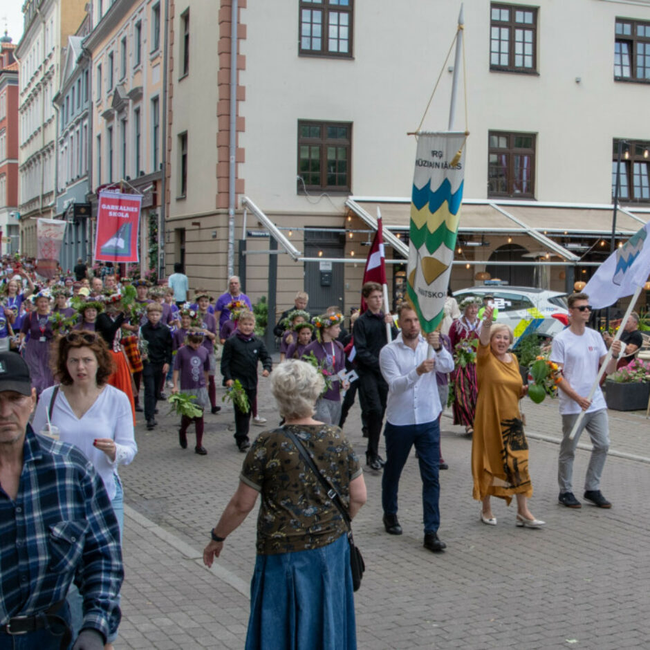 BMMP Skolu jaunatnes dziesmu un deju svētku 2025 dalībnieki svētku gājienā
