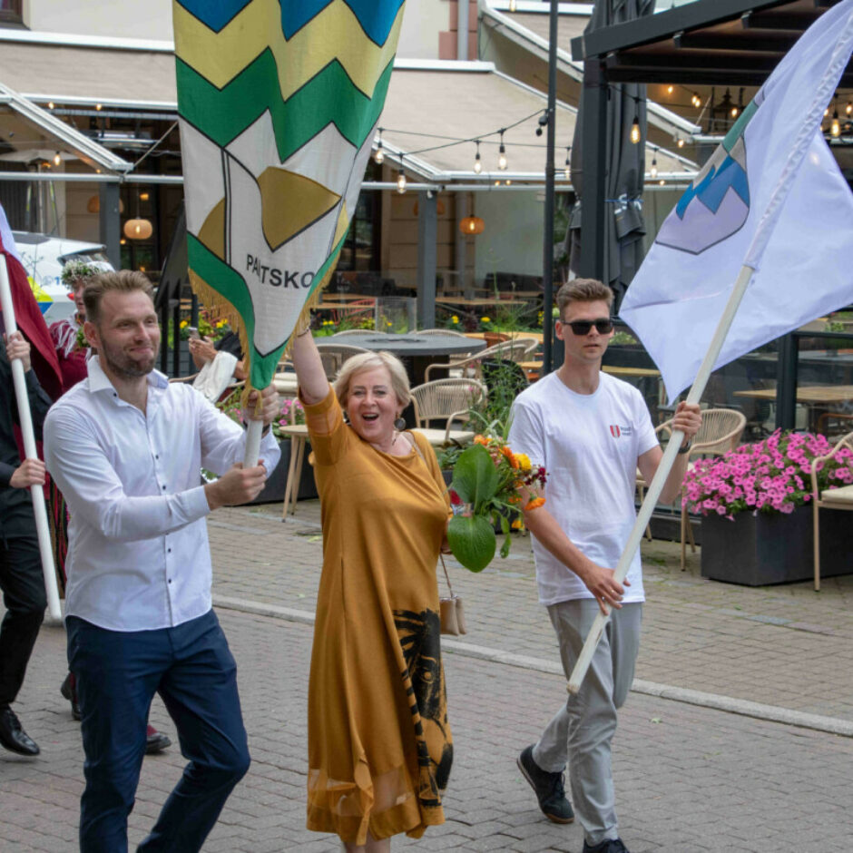 BMMP Skolu jaunatnes dziesmu un deju svētku 2025 dalībnieki svētku gājienā