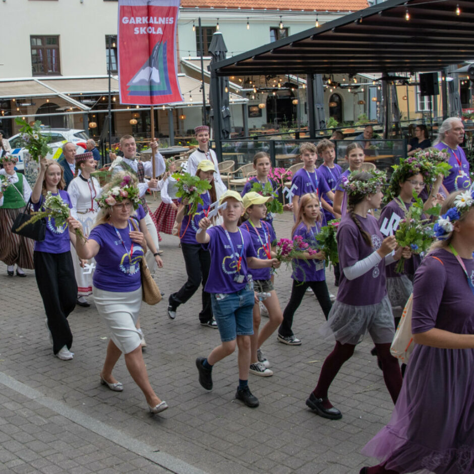 BMMP Skolu jaunatnes dziesmu un deju svētku 2025 dalībnieki svētku gājienā