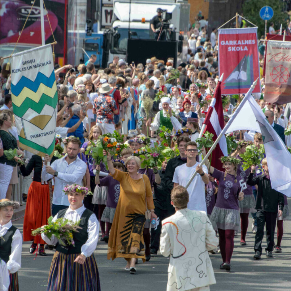 BMMP Skolu jaunatnes dziesmu un deju svētku 2025 dalībnieki svētku gājienā