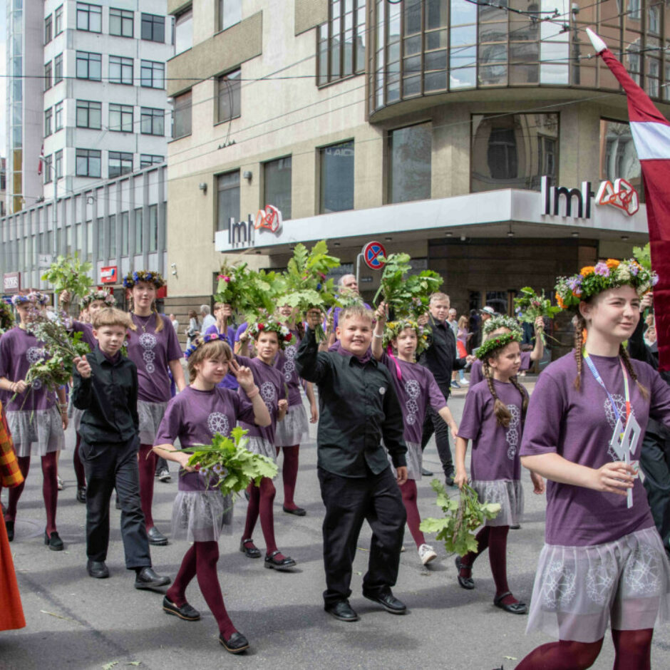 BMMP Skolu jaunatnes dziesmu un deju svētku 2025 dalībnieki svētku gājienā