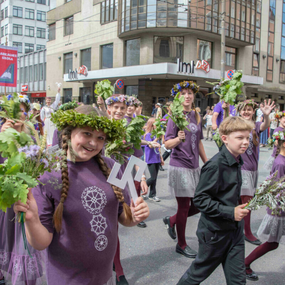 BMMP Skolu jaunatnes dziesmu un deju svētku 2025 dalībnieki svētku gājienā