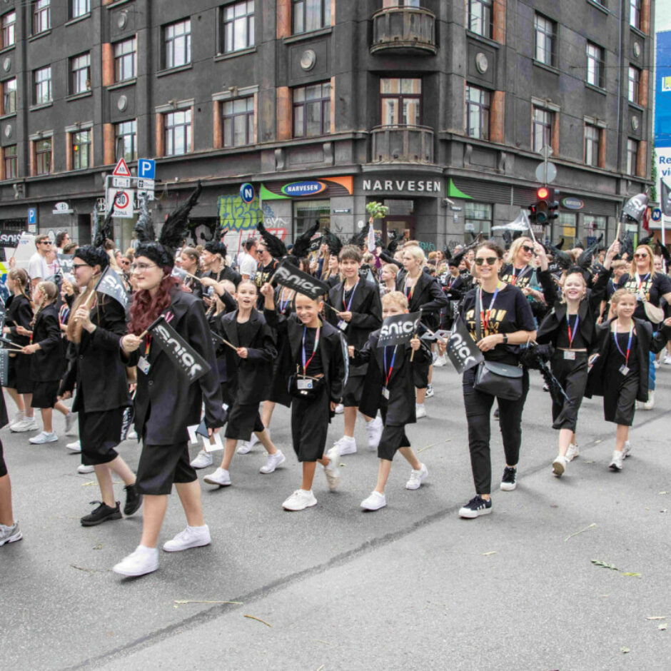 BMMP Skolu jaunatnes dziesmu un deju svētku 2025 dalībnieki svētku gājienā