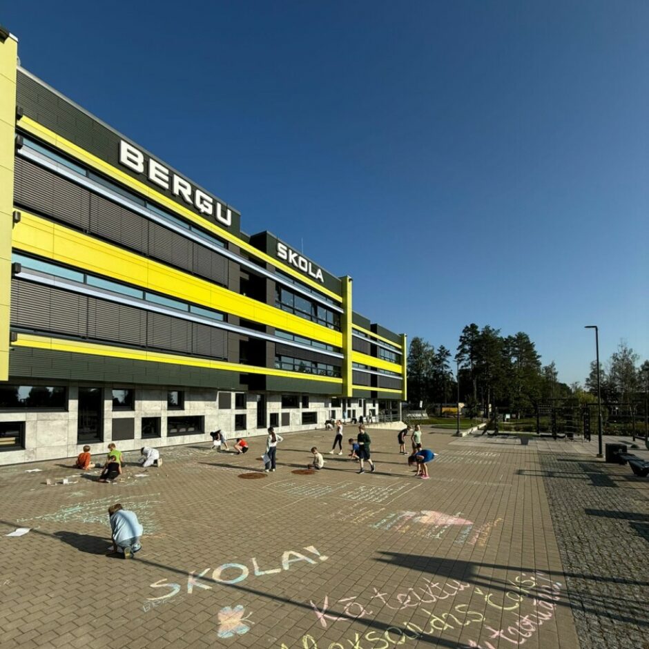 skats uz Berģu skolas fasādi
