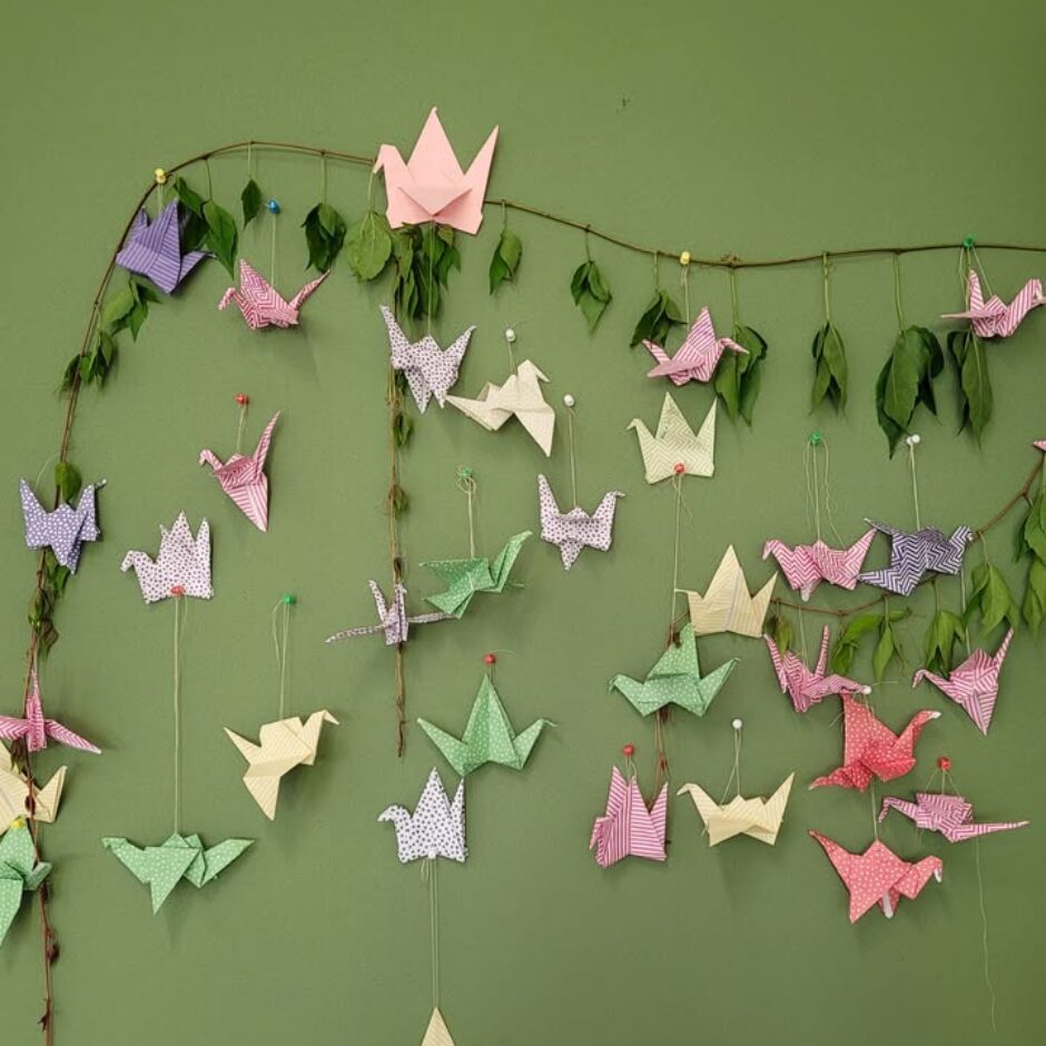 origami kompozicija pie sienas