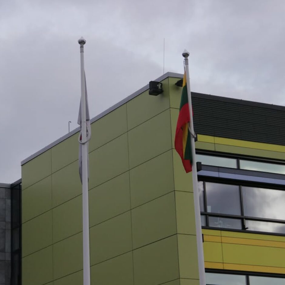 Lietuvas karogs pacelts mastā pie skolas