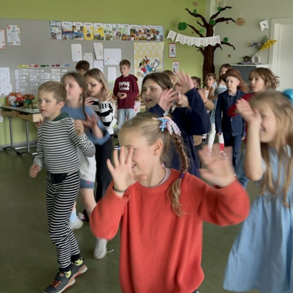 Ballītes noslēgumā lija konfekšu lietus un skolēni godam atvadījās no Pepijas!