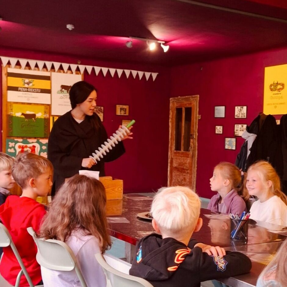 2.b un 2.d iepazīst “Skrīveru gotiņu”