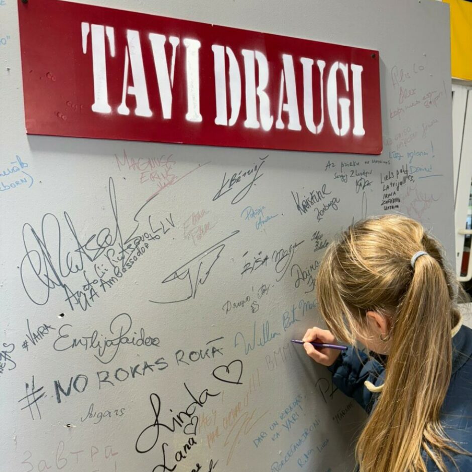 paraksts uz pateicības sienas