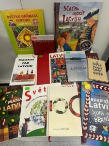Latvijas svētku mēnesim veltīta grāmatu izstāde skolas bibliotēkā! 📚🇱🇻 