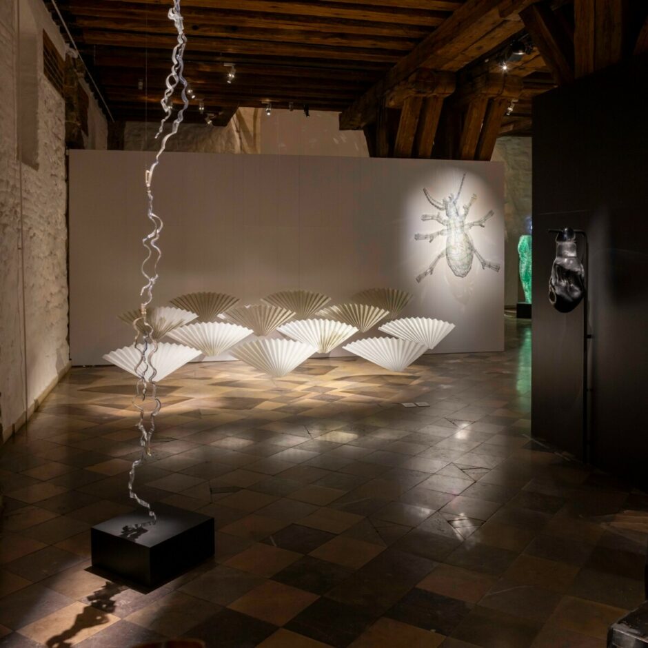 Bārbalas Gulbes dalību kā kuratorei un stikla māksliniecei izstādē 