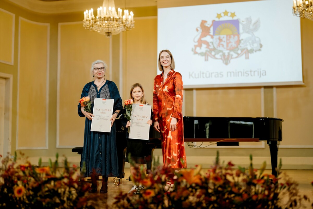 Kultūras Ministrijas balva par audzēkņu panākumiem starptautiskajos konkursos.