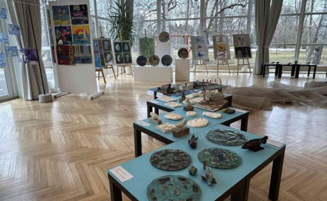 mākslas darbu izstāde zālē