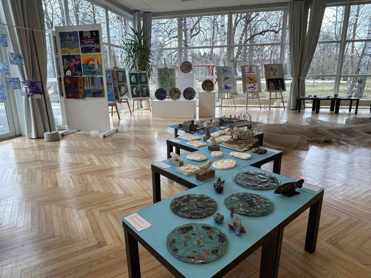 mākslas darbu izstāde zālē