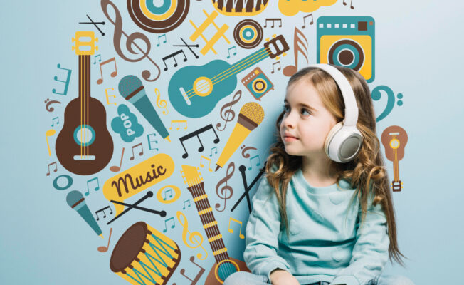 meitene ar mūzikas instrumentiem uz sienas