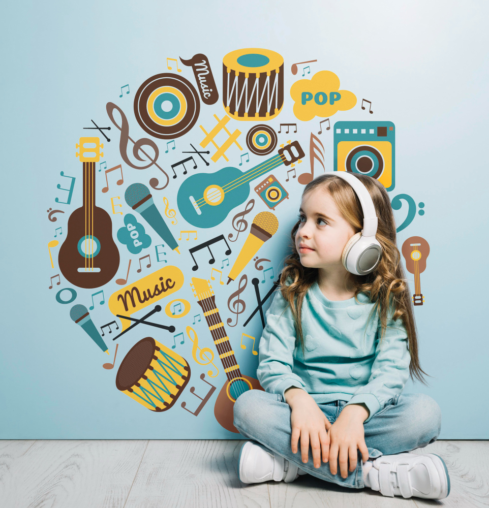 meitene ar mūzikas instrumentiem uz sienas