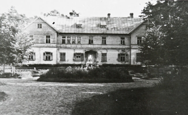 Berģu skolas pirmssākums - skats uz 1870.gada 10.novembrī dibināto Mārtiņskolu