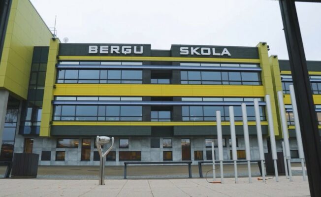 berģu skolas uzraksts