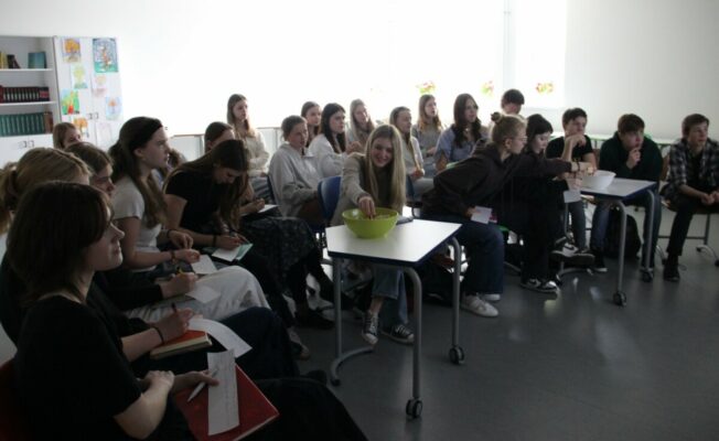 9.b skatās iestudējumu