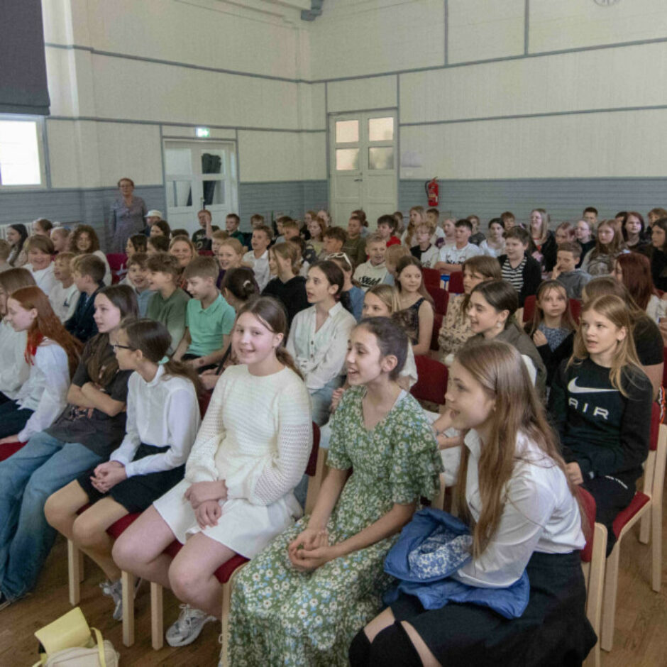 Projekta dalībnieiki uzstājas ar leļļu teātri