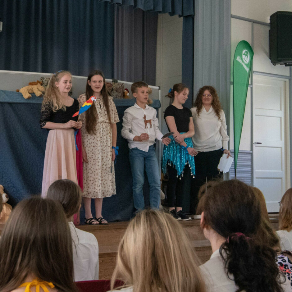 Projekta dalībnieiki uzstājas ar leļļu teātri