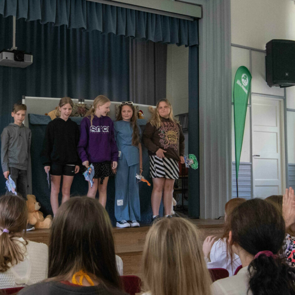 Projekta dalībnieiki uzstājas ar leļļu teātri