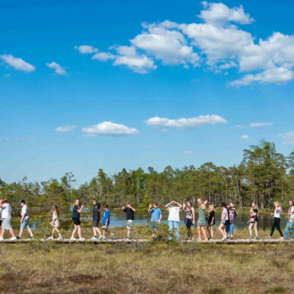 Projekta dalībnieiki pārgājienā pa purvu