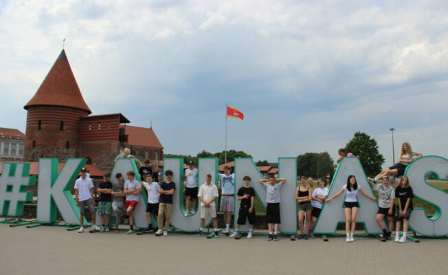 projekta dalībnieku foto pie zīmes Kaunas