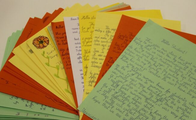 skolēni raksta vēstules