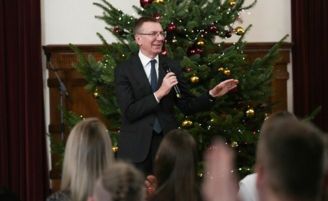 Rīgas pilī viesojās Latvijas Republikas proklamēšanas 106.gadadienai veltītā skolēnu radošo darbu konkursa dalībnieki