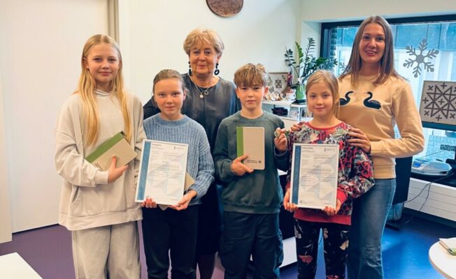 SMU pārstāvji saņem apliecības