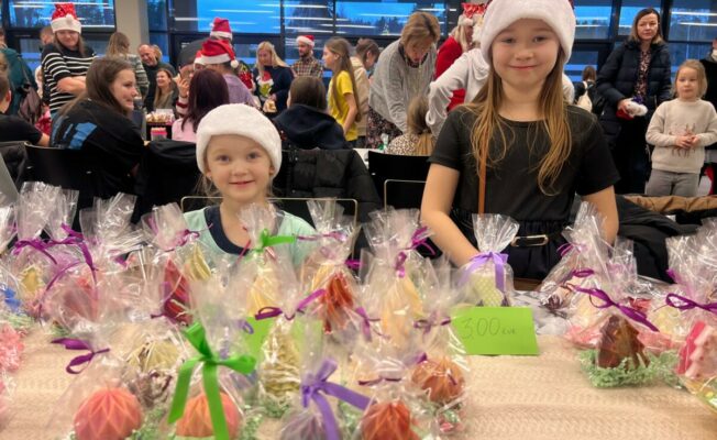 Ziemassvētku tirdziņa dalībnieki