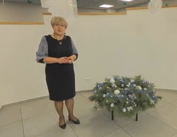 direktore I.Briņķe aizdedz pirmo sveci Adventes sveču vainagā