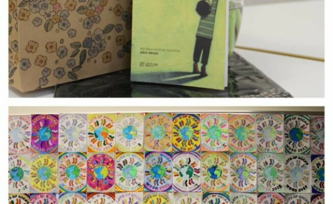 Ziedi vāzē, krāsainu zeķu zīmējumi