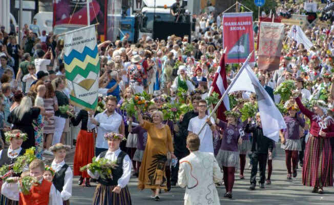 BMMP Skolu jaunatnes dziesmu un deju svētku 2025 dalībnieki svētku gājienā